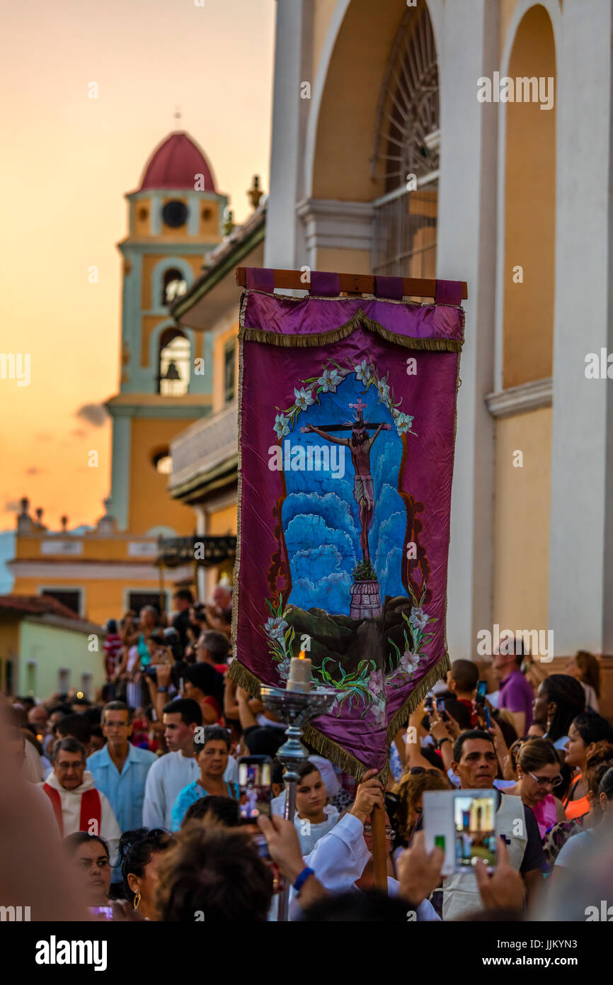 Während Ostern SEMANA SANTA genannt sind religiöse Statuen durch die Stadt in der Dämmerung - TRINIDAD, Kuba vorgeführt. Stockfoto