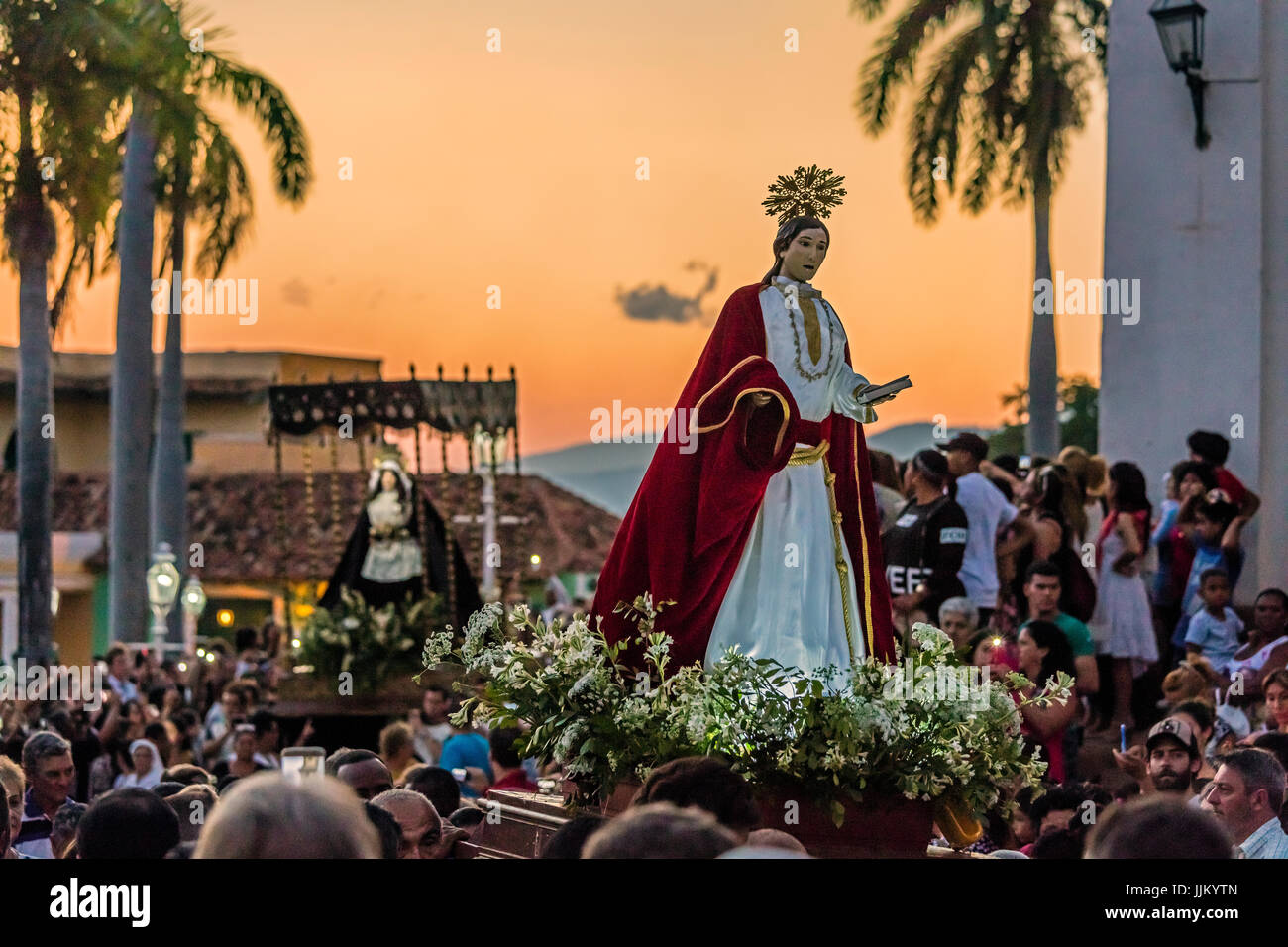 Während Ostern SEMANA SANTA genannt sind religiöse Statuen durch die Stadt in der Dämmerung - TRINIDAD, Kuba vorgeführt. Stockfoto