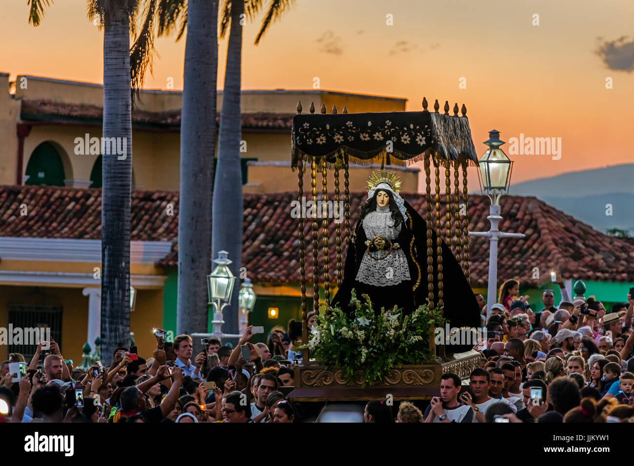 Während Ostern SEMANA SANTA genannt sind religiöse Statuen durch die Stadt in der Dämmerung - TRINIDAD, Kuba vorgeführt. Stockfoto