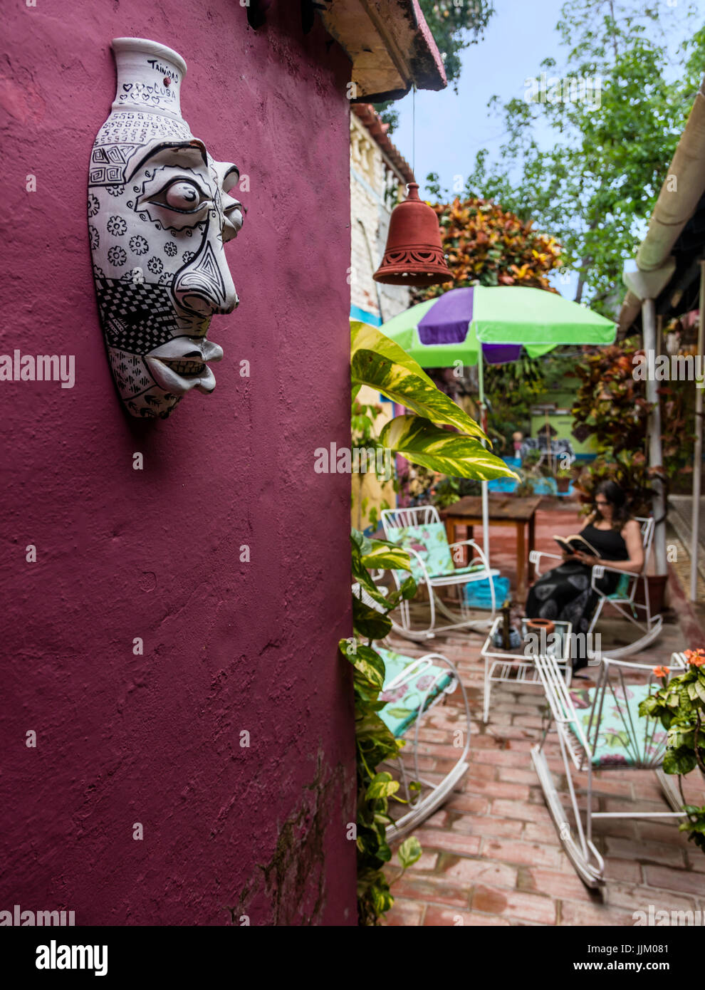 Der Innenhof des HOSTAL DEL PINO ist ein schöner Ort zum frühstücken oder Abendessen - TRINIDAD, Kuba Stockfoto