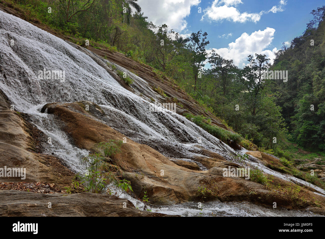 Die 62 Meter hohen Wasserfall am SALTO DE CABURNÍ befindet sich in den TOPES DE COLLANTES in den Bergen der SIERRA DEL ESCAMBRAY - Kuba Stockfoto