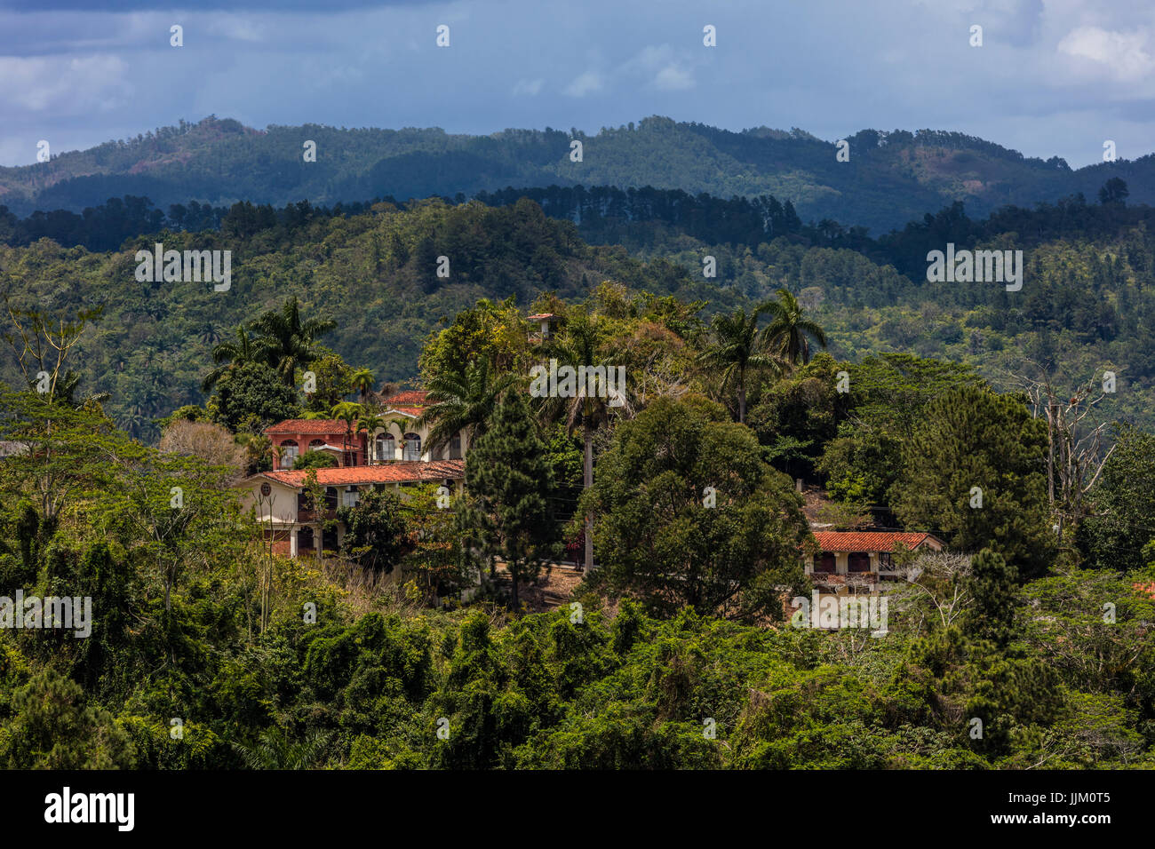 SPANISCHE Villa oberhalb SALTO DE CABURNÍ befindet sich am TOPES DE COLLANTES in den Bergen der SIERRA DEL ESCAMBRAY - Kuba Stockfoto