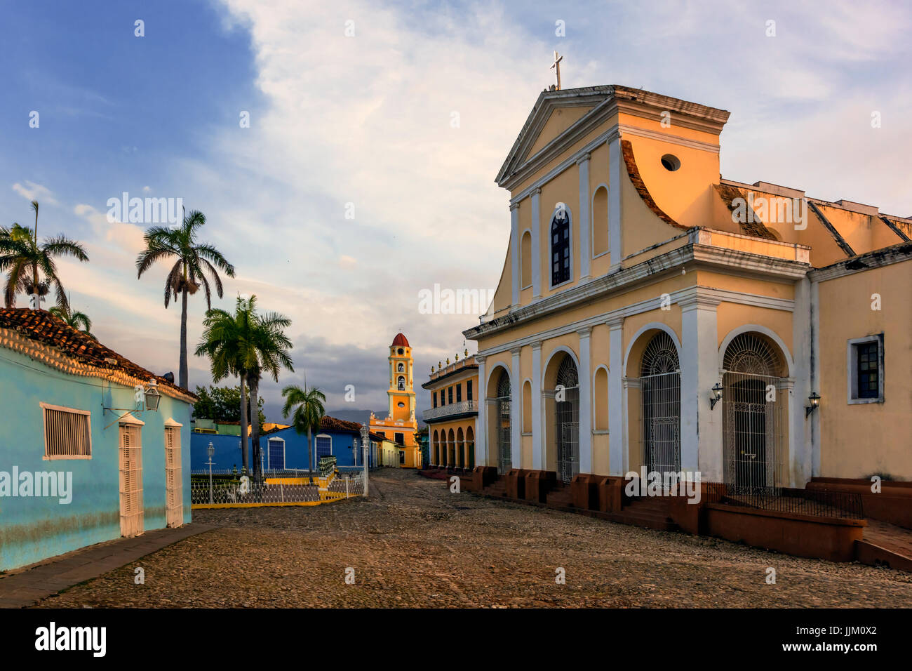 Die IGLESIA PARROQUIAL DE LA SANTÍSIMA TRINIDAD befindet sich auf dem PLAZA MAYOR - TRINIDAD, Kuba Stockfoto