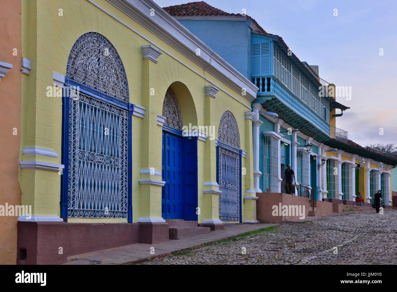 Die gepflasterten Straßen, schmiedeeiserne Arbeit und bunten Häusern von TRINIDAD, Kuba Stockfoto