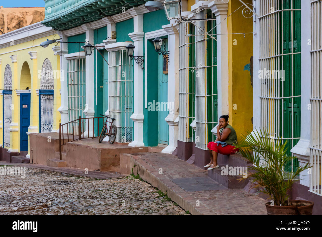 Die gepflasterten Straßen, schmiedeeiserne Arbeit und bunten Häusern von TRINIDAD, Kuba Stockfoto