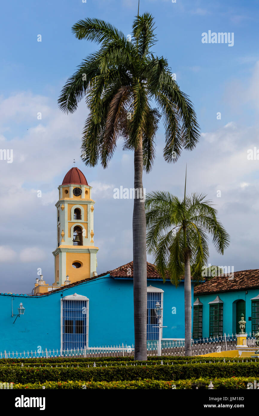 Der Glockenturm des MUSEO NACIONAL DE LA LUCHA CONTRA BANDIDOS von der PLAZA MAYOR - TRINIDAD, Kuba Stockfoto