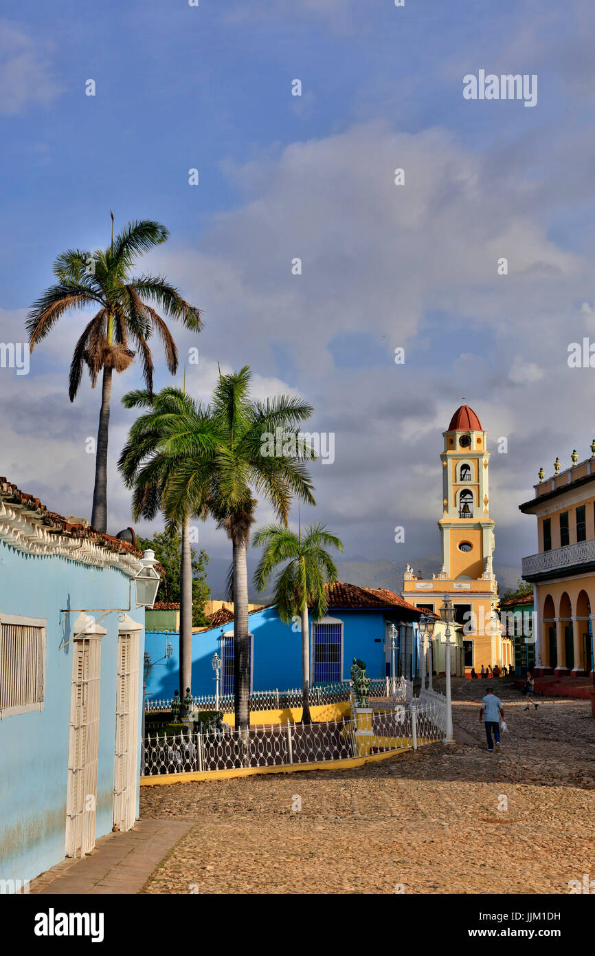 Der Glockenturm des MUSEO NACIONAL DE LA LUCHA CONTRA BANDIDOS von der PLAZA MAYOR - TRINIDAD, Kuba Stockfoto
