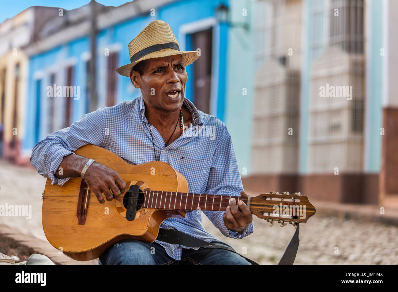 Ein kubanische Mann spielt traditionellen Musik auf seiner Gitarre -  TRINIDAD, Kuba Stockfotografie - Alamy
