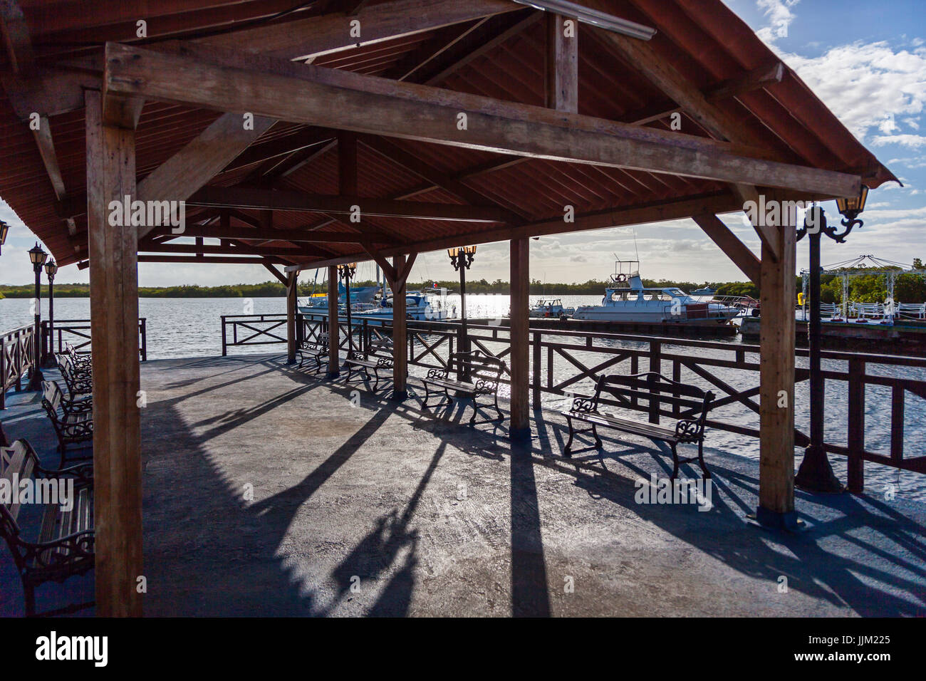 Großen Katamarane fahren Touristen in CAYO IGUANA den Hafen von PLAYA ANCON - TRINIDAD, Kuba Stockfoto