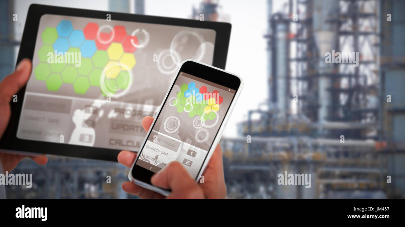 Zusammengesetztes 3D-Bild von Close Up der Hände mit digitalen Tablet und Handy Stockfoto