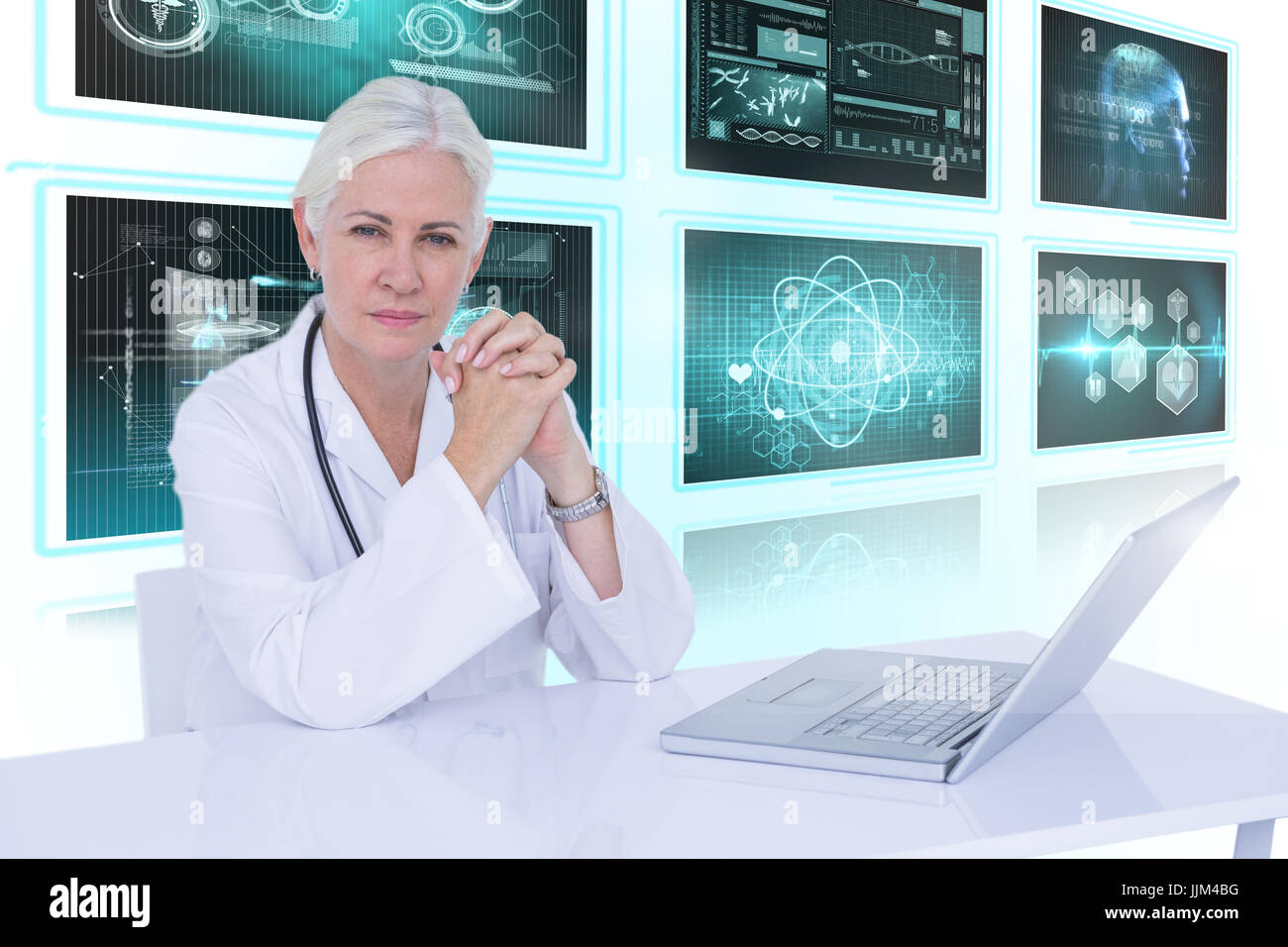 Zusammengesetztes 3D-Bild des Porträts von zuversichtlich Ärztin mit Laptop auf dem Schreibtisch Stockfoto