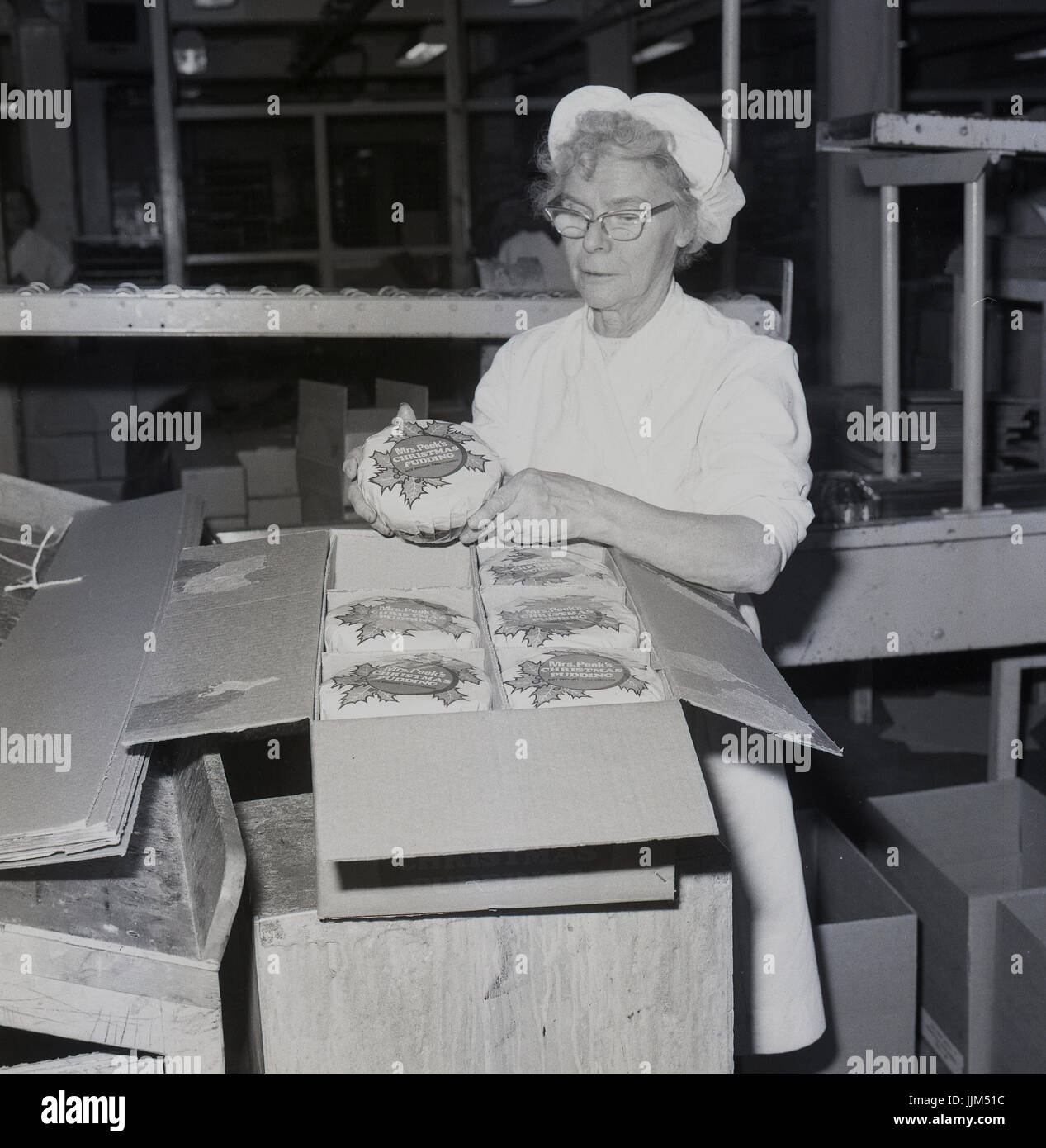 Arbeitnehmer bei der Peek-Frean Produktionsunternehmen in Bermondsey, Süd-London, England, der 1970er Jahre berühmt Frau Peek vorgekochte Christmas Puddings produziert, während WW1. Stockfoto