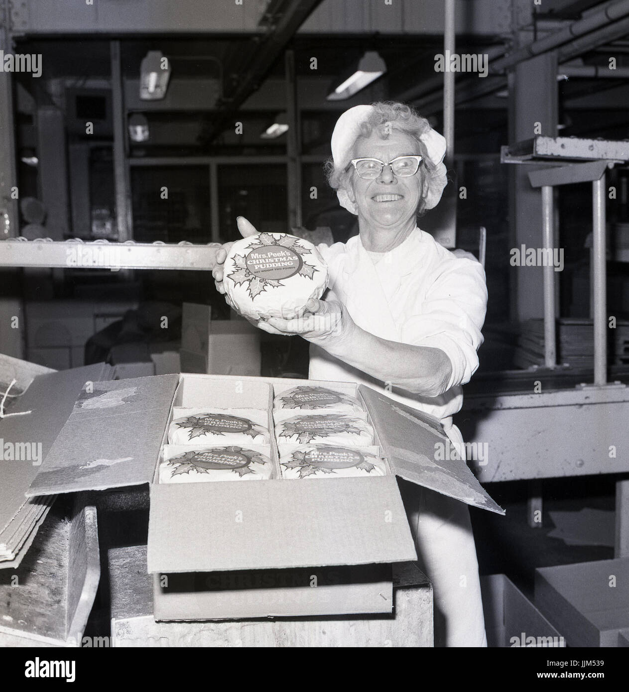 Arbeitnehmer bei der Peek-Frean Produktionsunternehmen in Bermondsey, Süd-London, England, der 1970er Jahre berühmt Frau Peek vorgekochte Christmas Puddings produziert, während WW1. Stockfoto