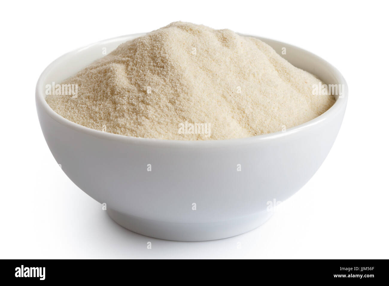 Weißes Mehl in weiße Keramikschale, isoliert auf weiss. Stockfoto