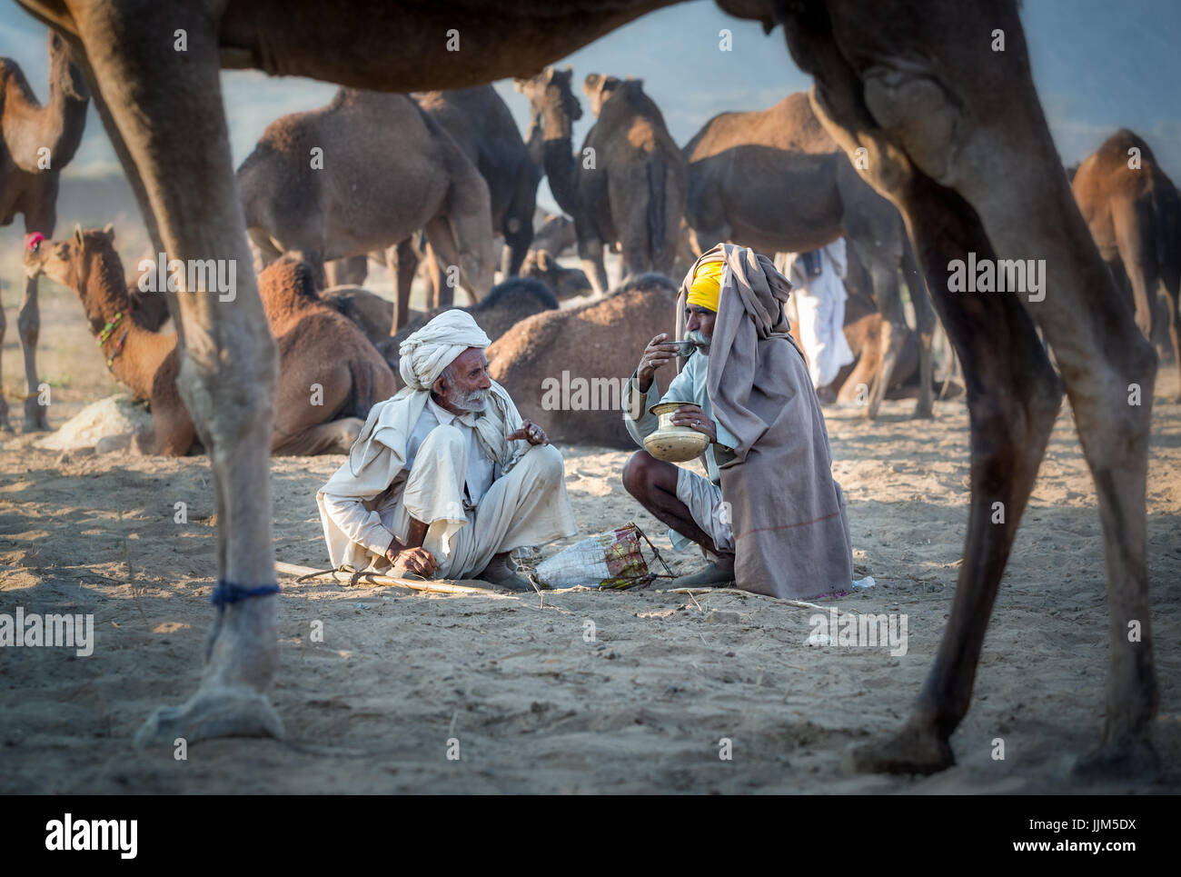 Zwei Männer, die eine Pause bei der Pushkar Mela Camel fair, Pushkar, Rajasthan, Indien Stockfoto