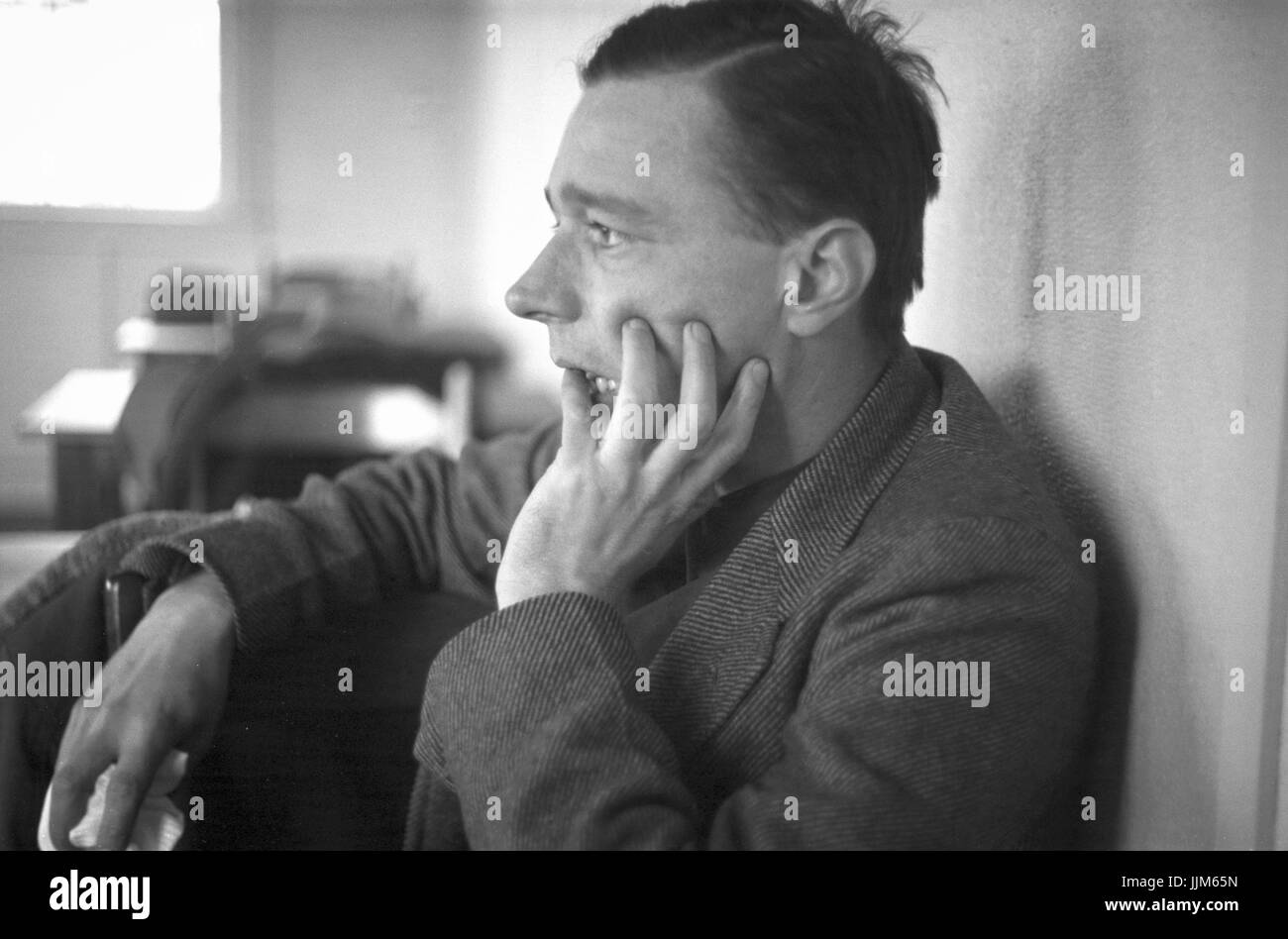 Walker Evans, Profil, hand bis zu Gesicht. Locke, Edwin, Fotograf. ERSTELLT/PUBLISHED1937 Feb. Stockfoto