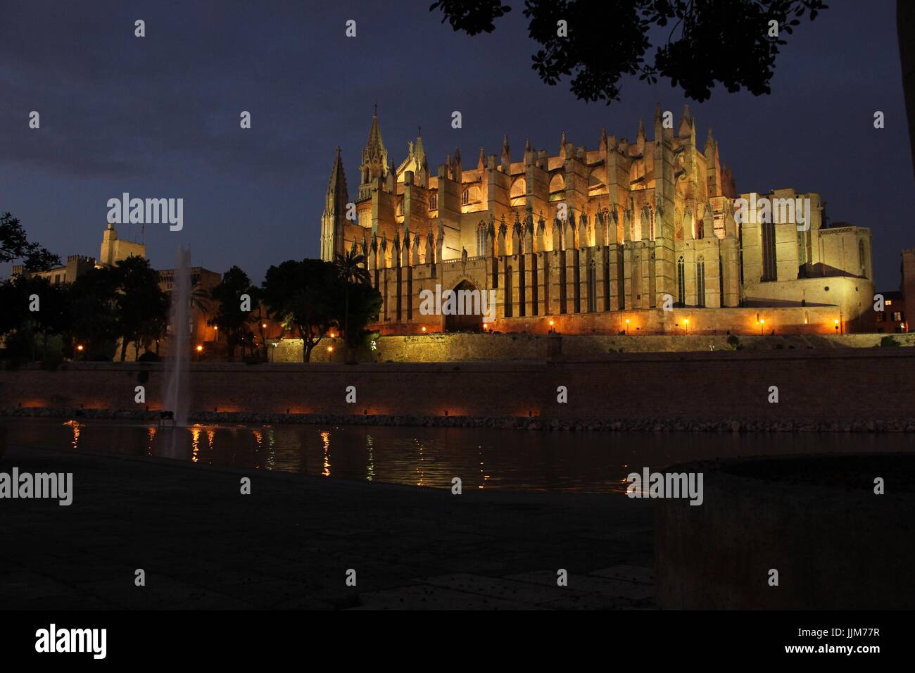 Mallorca, Palma, Kathedrale La Seu in der Nacht Stockfoto