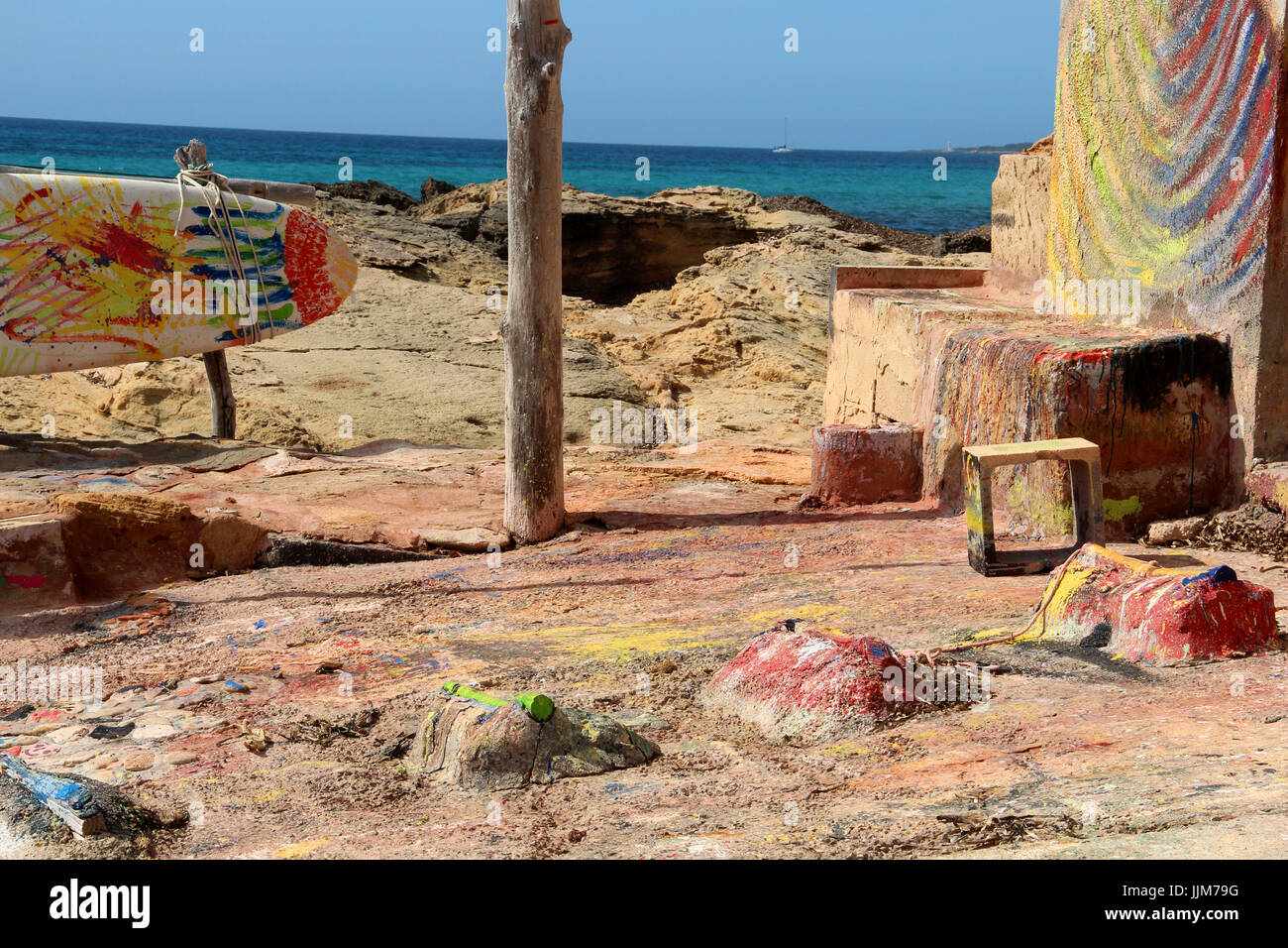 bunten Platz am Meer mit einem alten Surfbrett Stockfoto