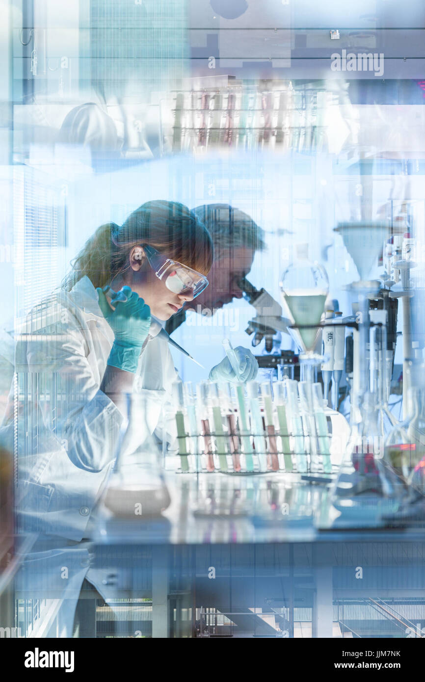 Gesundheitswesen Forscher arbeiten in wissenschaftlichen Labor. Stockfoto