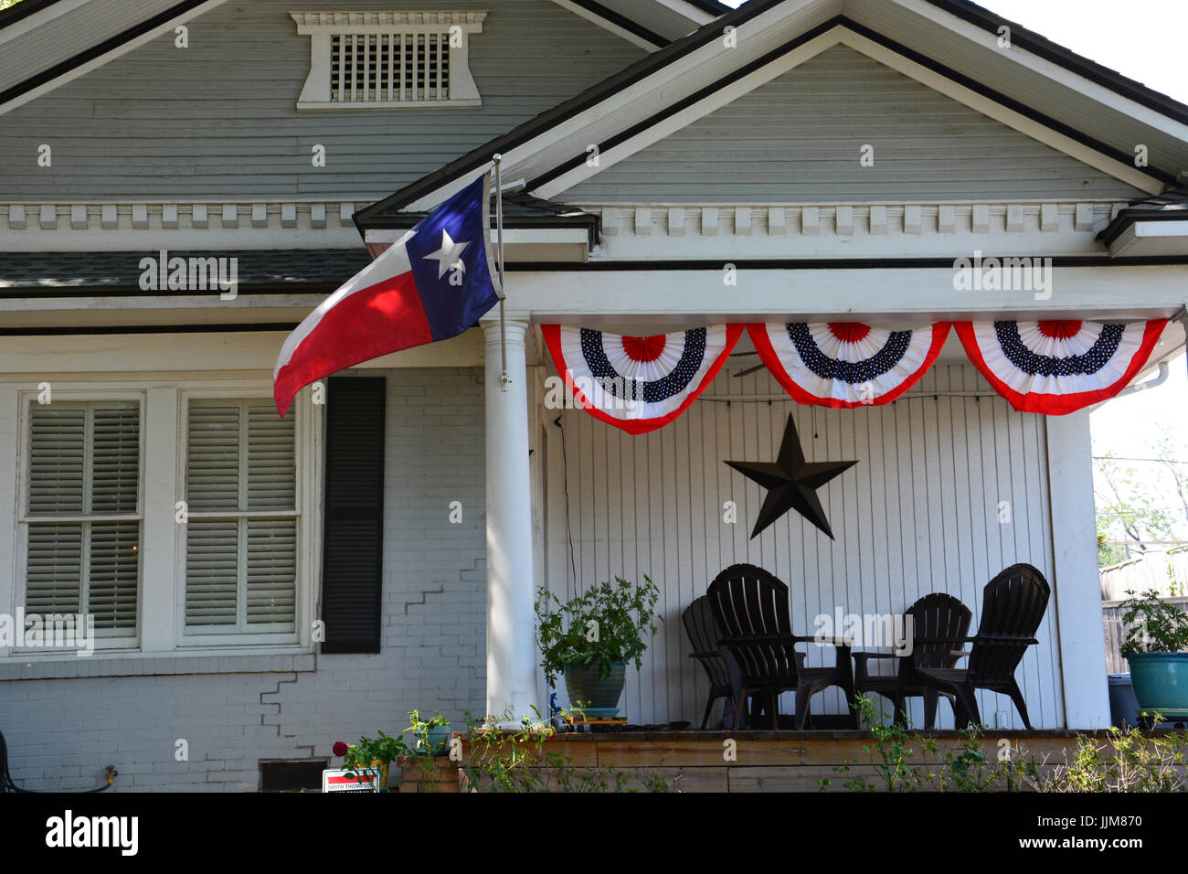 Die Texas Flagge fliegt von der Veranda ein Kunsthandwerk zu Hause im Stadtteil Dallas niedriger Greenville Stockfoto