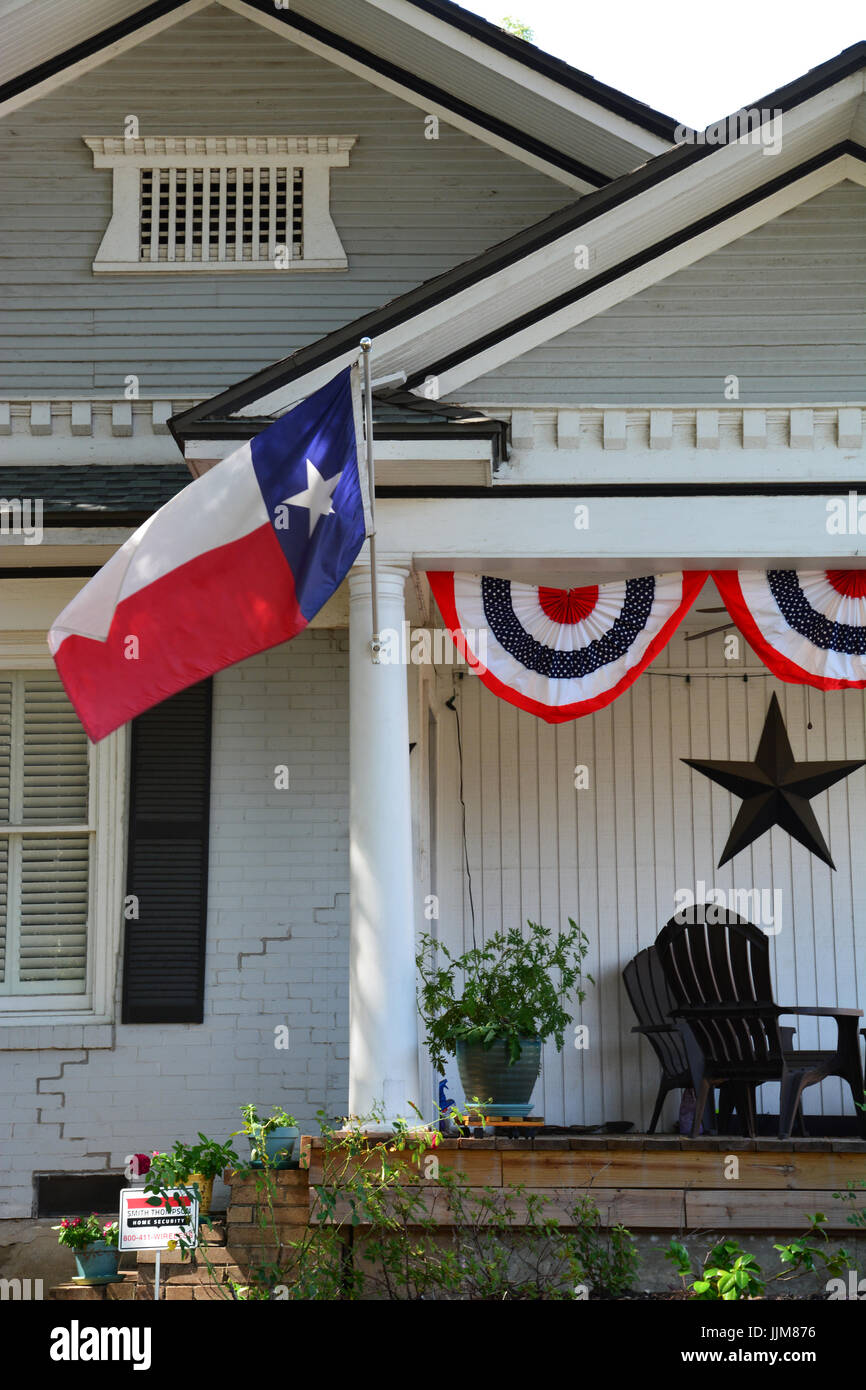 Die Texas Flagge fliegt von der Veranda ein Kunsthandwerk zu Hause im Stadtteil Dallas niedriger Greenville Stockfoto