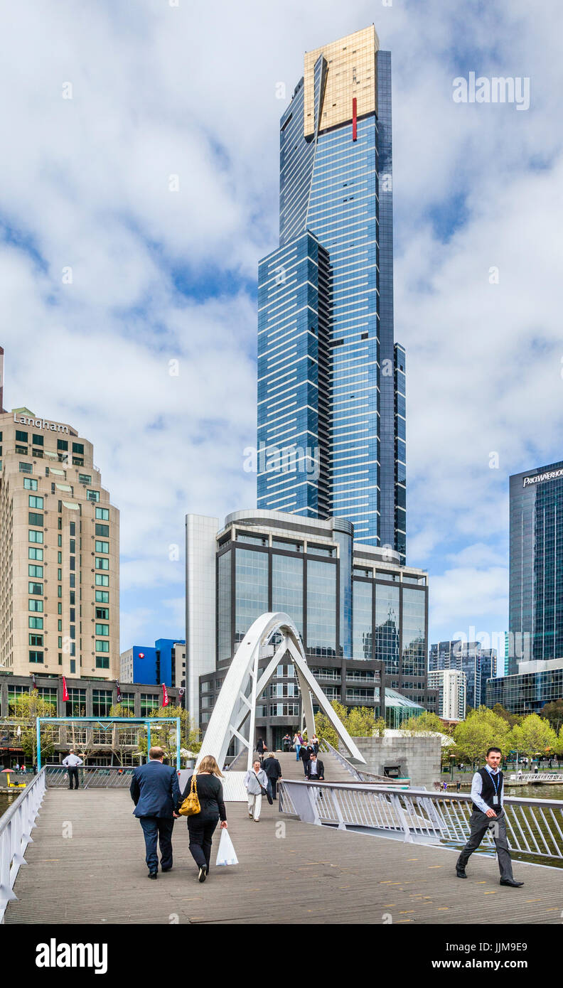 Australien, Victoria, Melbourne, Southbank Precinct, Blick auf die 297.3 m Eureka Tower, eines der höchsten Wohngebäude der Welt gesehen eine Stockfoto