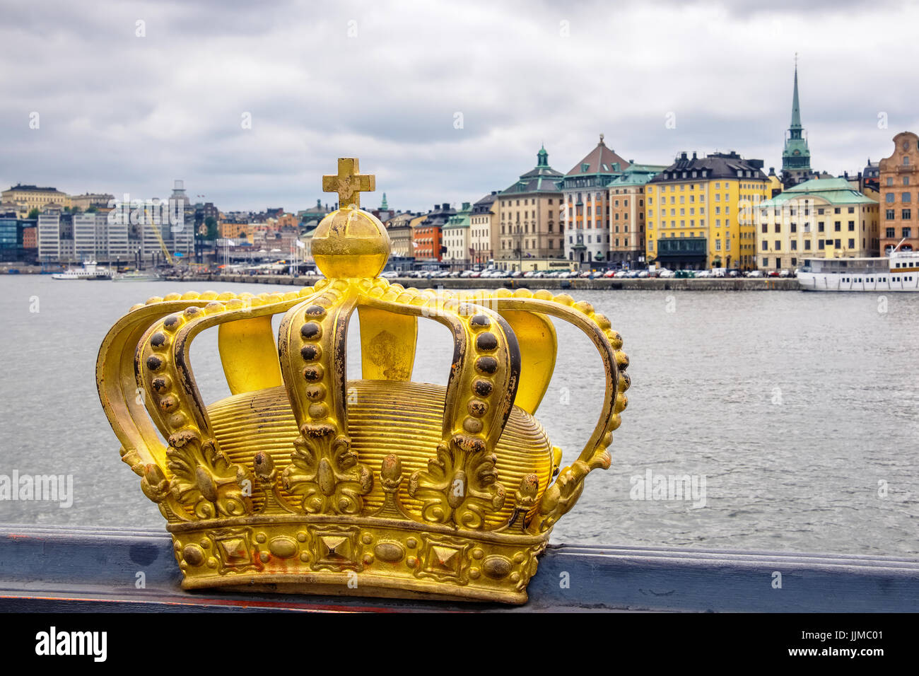 Goldene Krone auf Brücke Skeppsholmsbron. Stockholm, Schweden, Scandinavia Stockfoto