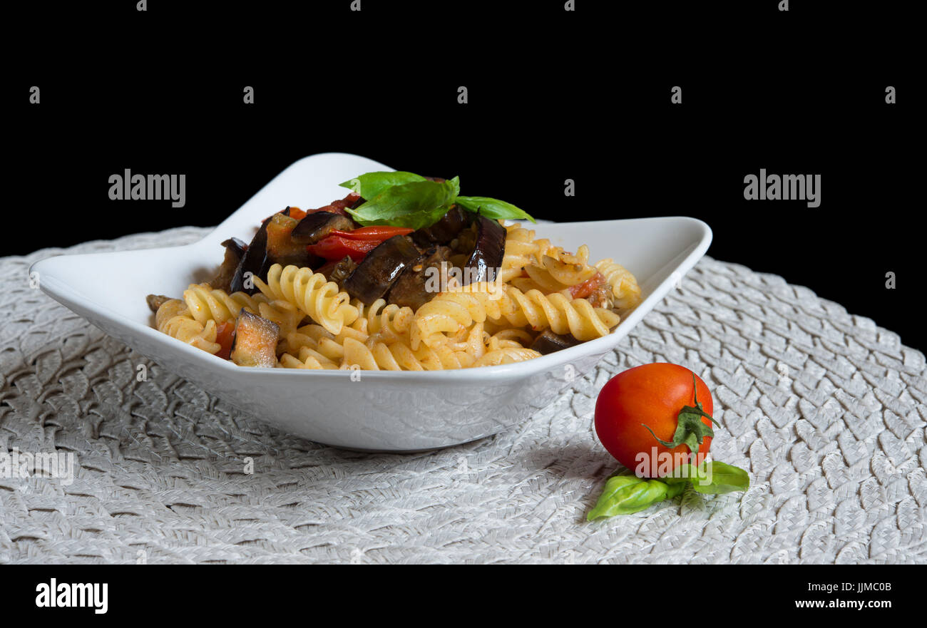 italienische sizilianische hausgemachte Pasta mit Auberginen und Pecorino Käse und Tomaten Sauce namens "Pasta Alla Norma" Stockfoto