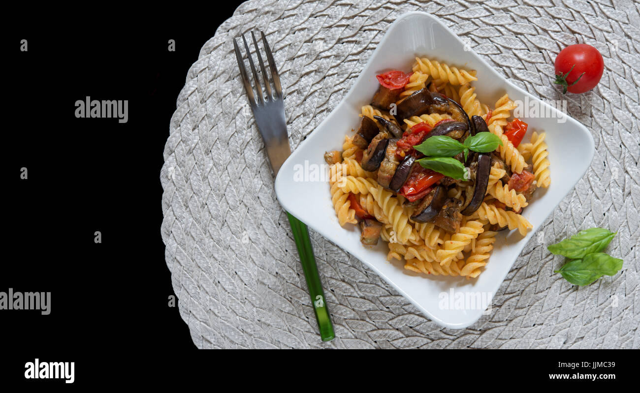 italienische sizilianische hausgemachte Pasta mit Auberginen und Pecorino Käse und Tomaten Sauce namens "Pasta Alla Norma" Stockfoto