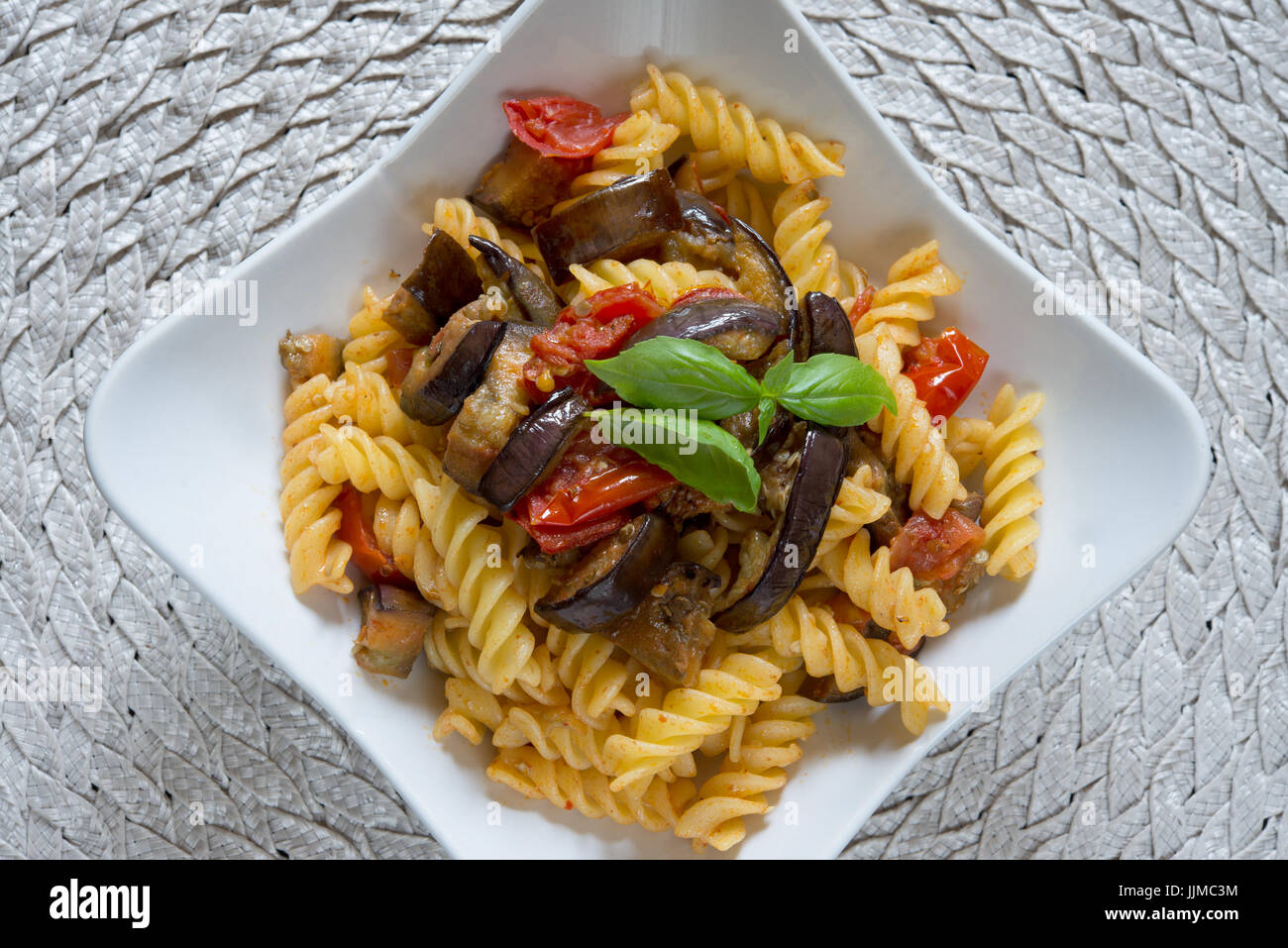 italienische sizilianische hausgemachte Pasta mit Auberginen und Pecorino Käse und Tomaten Sauce namens "Pasta Alla Norma" Stockfoto