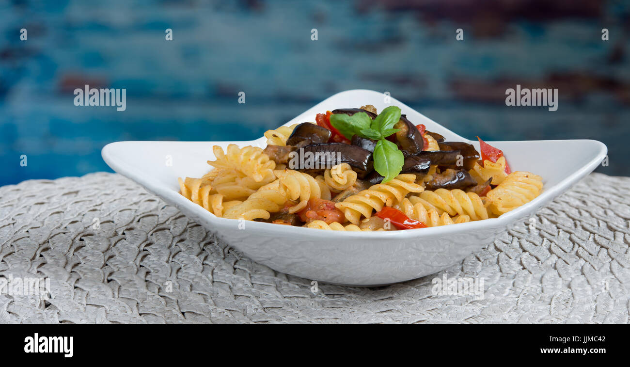 italienische sizilianische hausgemachte Pasta mit Auberginen und Pecorino Käse und Tomaten Sauce namens "Pasta Alla Norma" Stockfoto