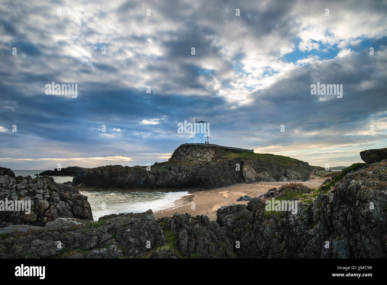 TWR Mawr Leuchtturm Landschaft vom Strand mit dramatischen Himmel und Wolken-Formationen Stockfoto