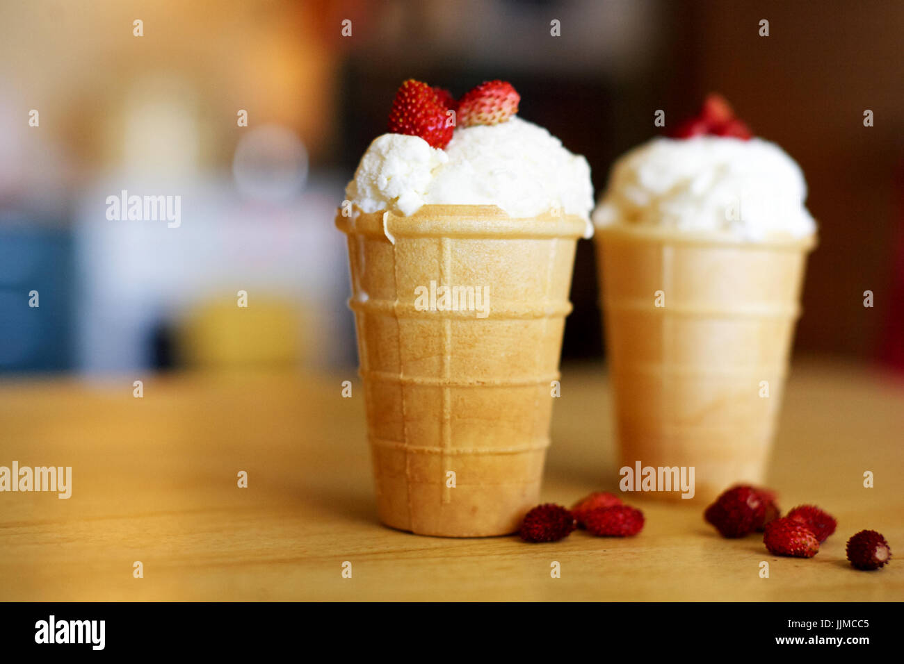 Eis in Waffeln dekoriert mit Walderdbeeren Stockfoto