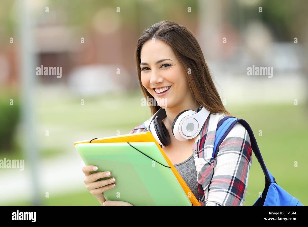 Schüler stehen und posing betrachten Sie Ordner auf der Straße halten Stockfoto