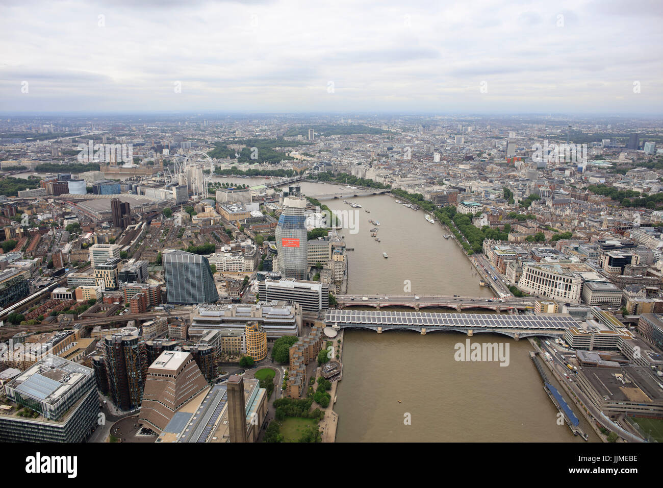 Eine Antenne Blick nach Westen auf der Themse von Blackfriars Bridge Stockfoto