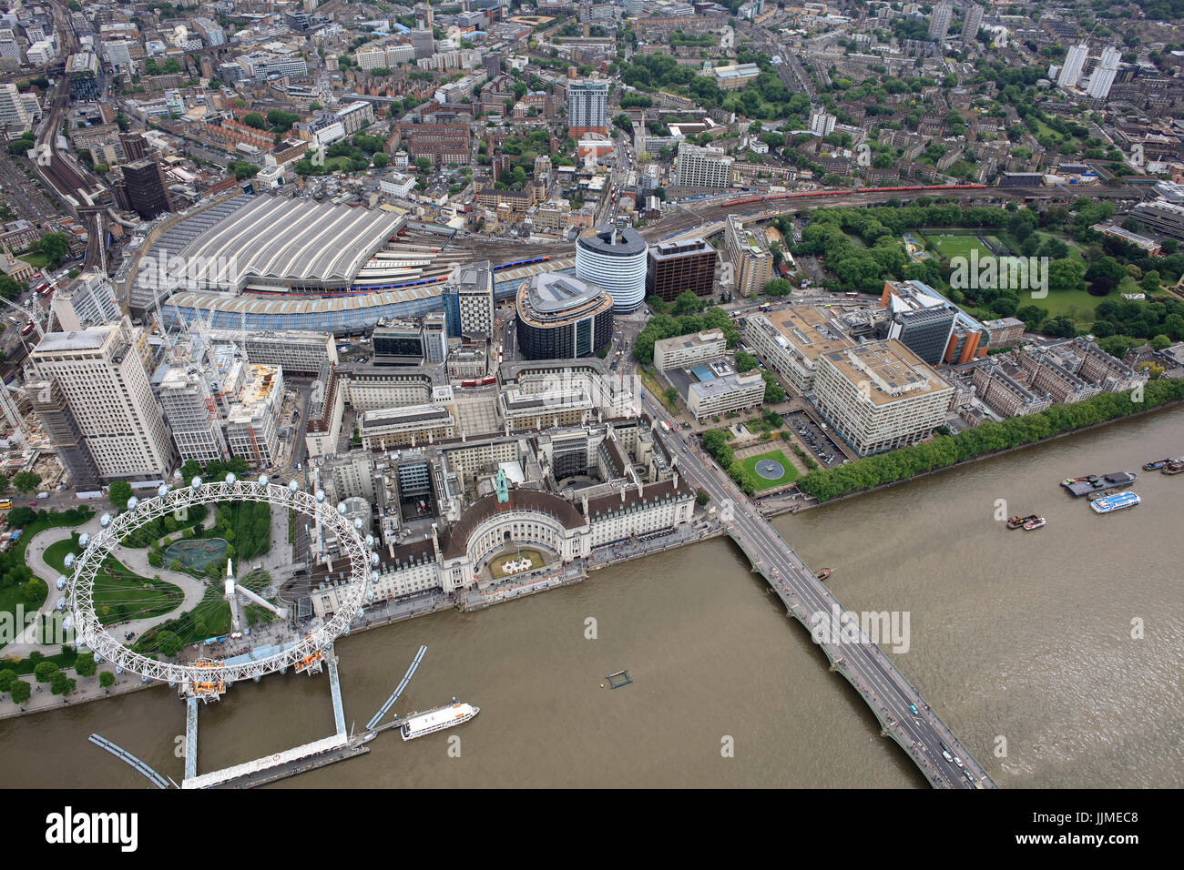Eine Luftaufnahme von der South Bank in London, darunter das London Eye und Waterloo Station Stockfoto