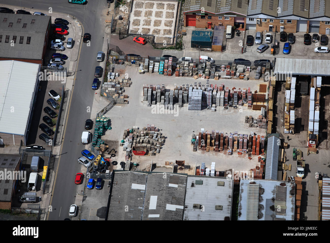 Eine Luftaufnahme von Baustoffen außerhalb an einem Baufachhandel gespeichert werden Stockfoto