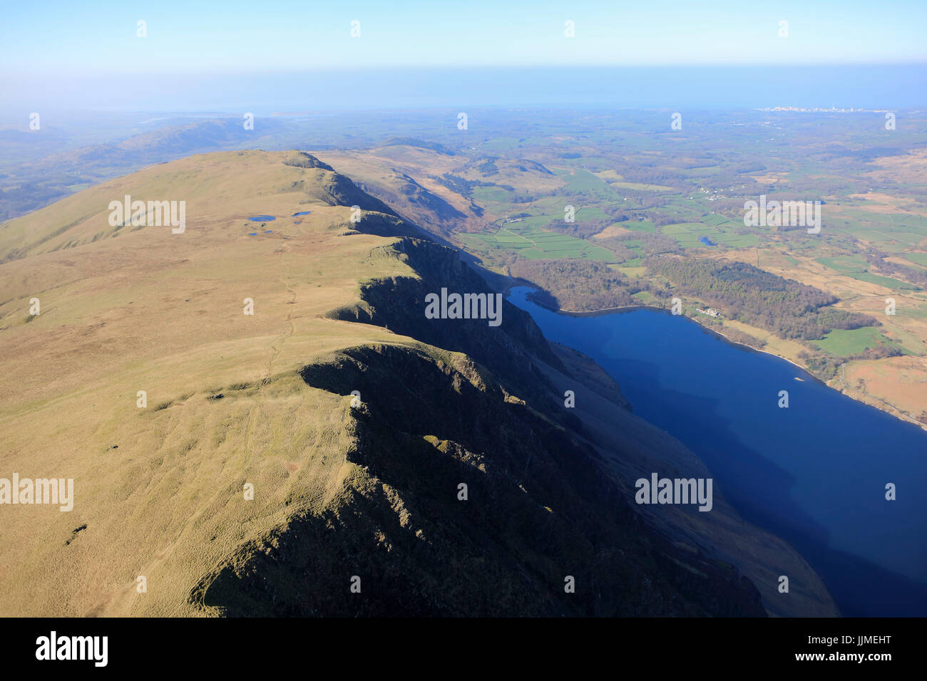 Eine Luftaufnahme Suche entlang der Wastwater Geröllhalden mit Wastwater und den Lake District darüber hinaus sichtbar in der Ferne Stockfoto