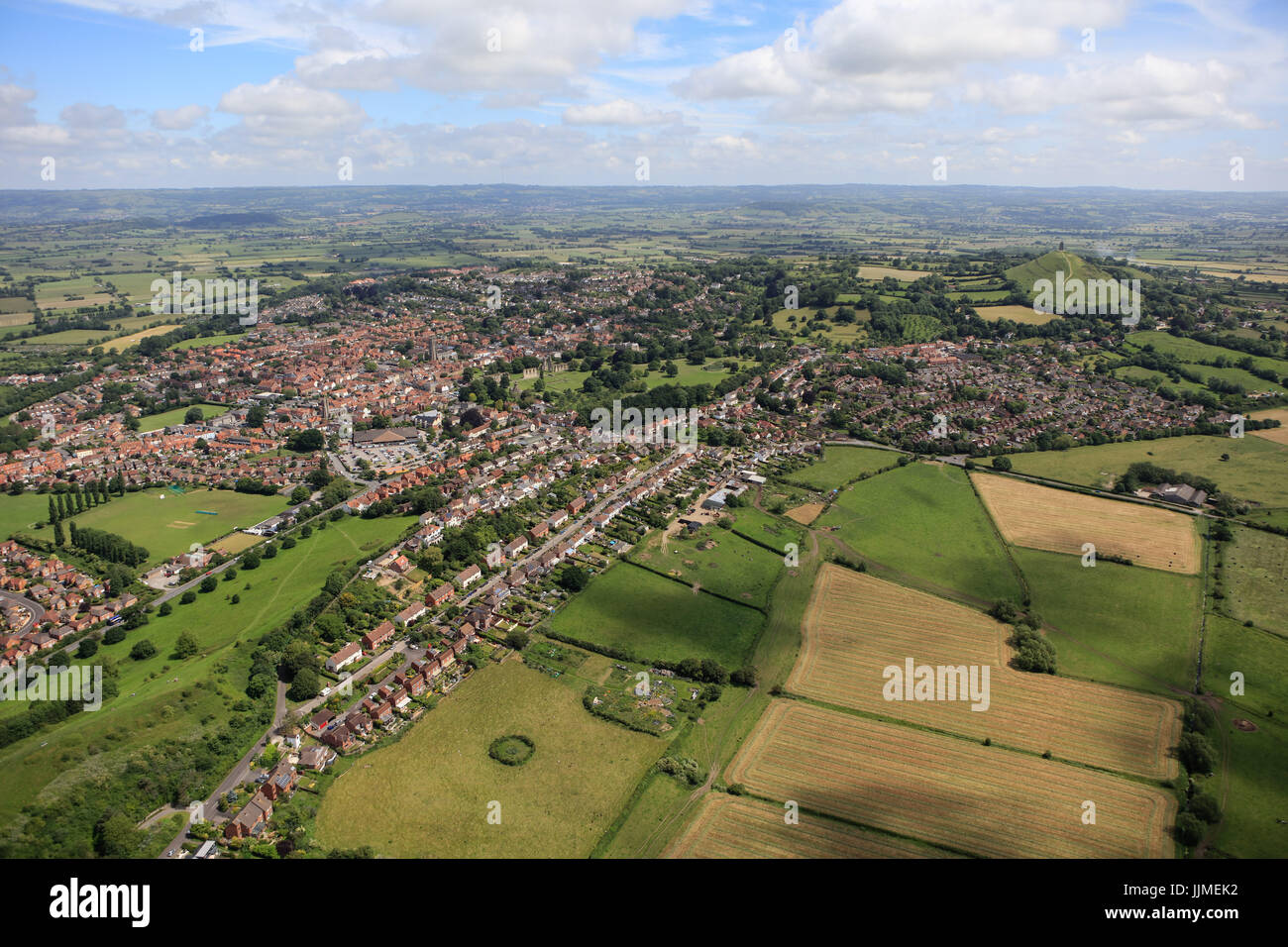 Eine Luftaufnahme von Glastonbury und das Umland von Somerset Stockfoto