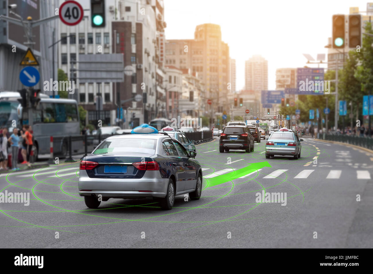 Smart Auto (HUD) und autonome selbstfahrenden Modus Fahrzeug mit grafischen Sensorsignal Metro City unterwegs. Stockfoto