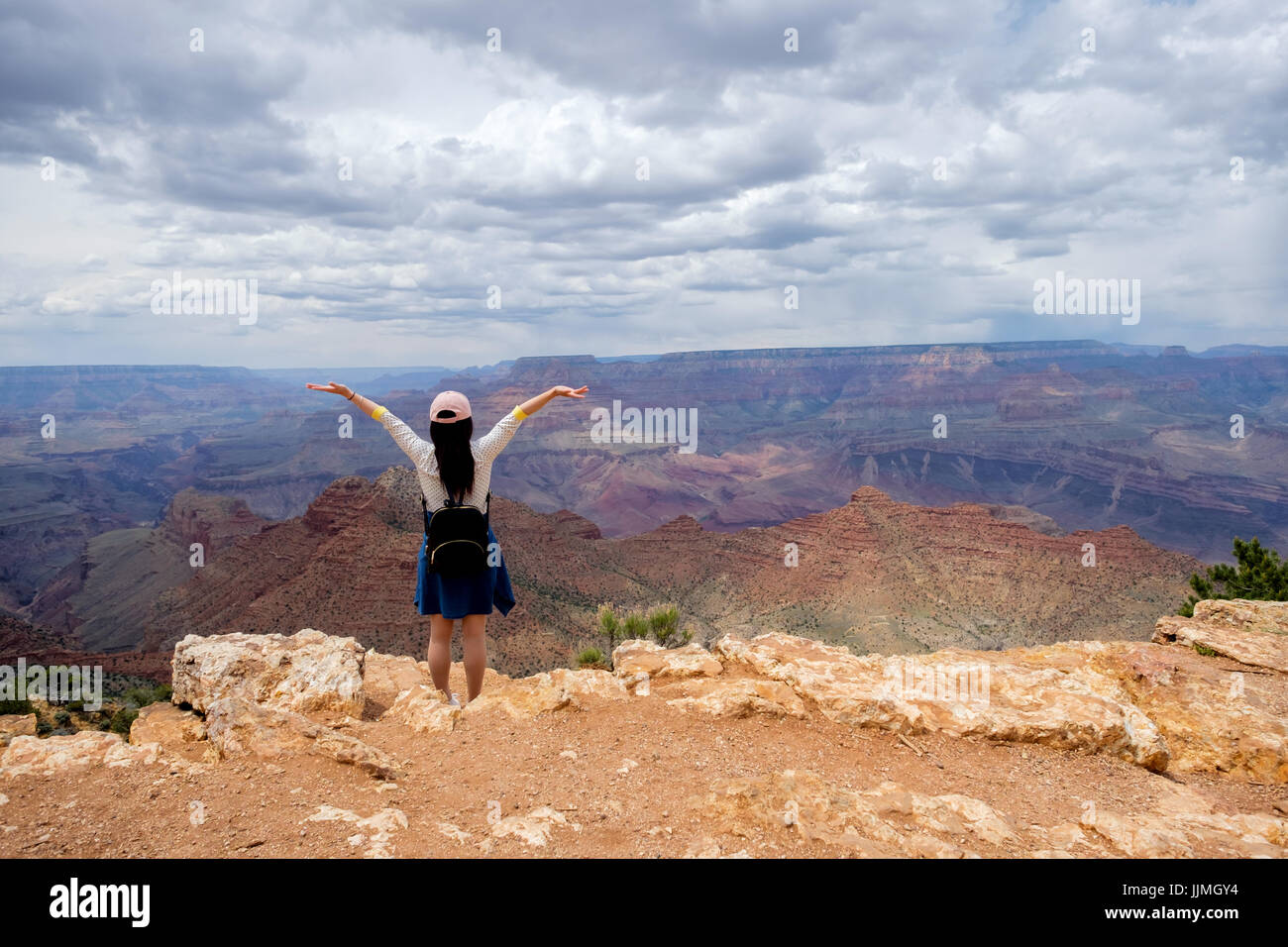 Person stehen mit ausgestreckten Händen anzeigen Grand Canyon Stockfoto