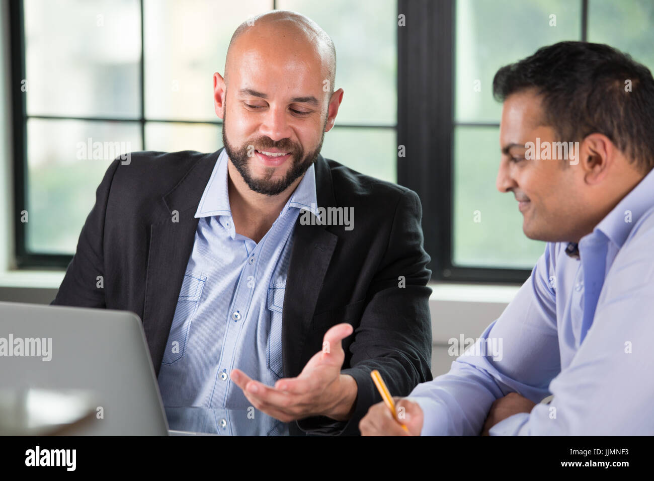 Closeup Portrait von zwei Personen, Business Diskussion auf Laptop, isoliert im Haus Büro Fensterhintergrund Stockfoto