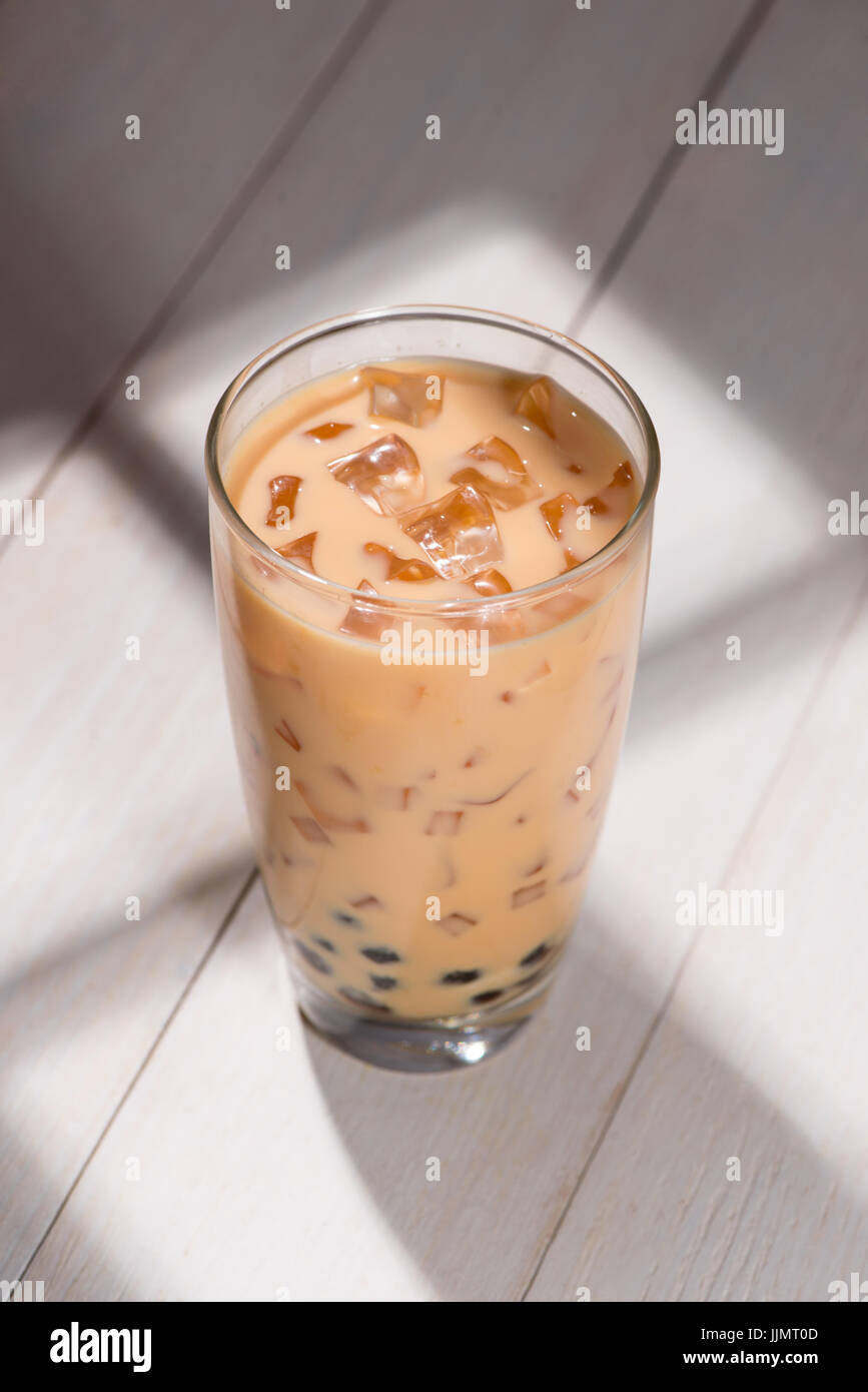 Boba / Bubble Tea. Hausgemachte Schokolade Milchtee mit Perlen auf Holztisch. Stockfoto