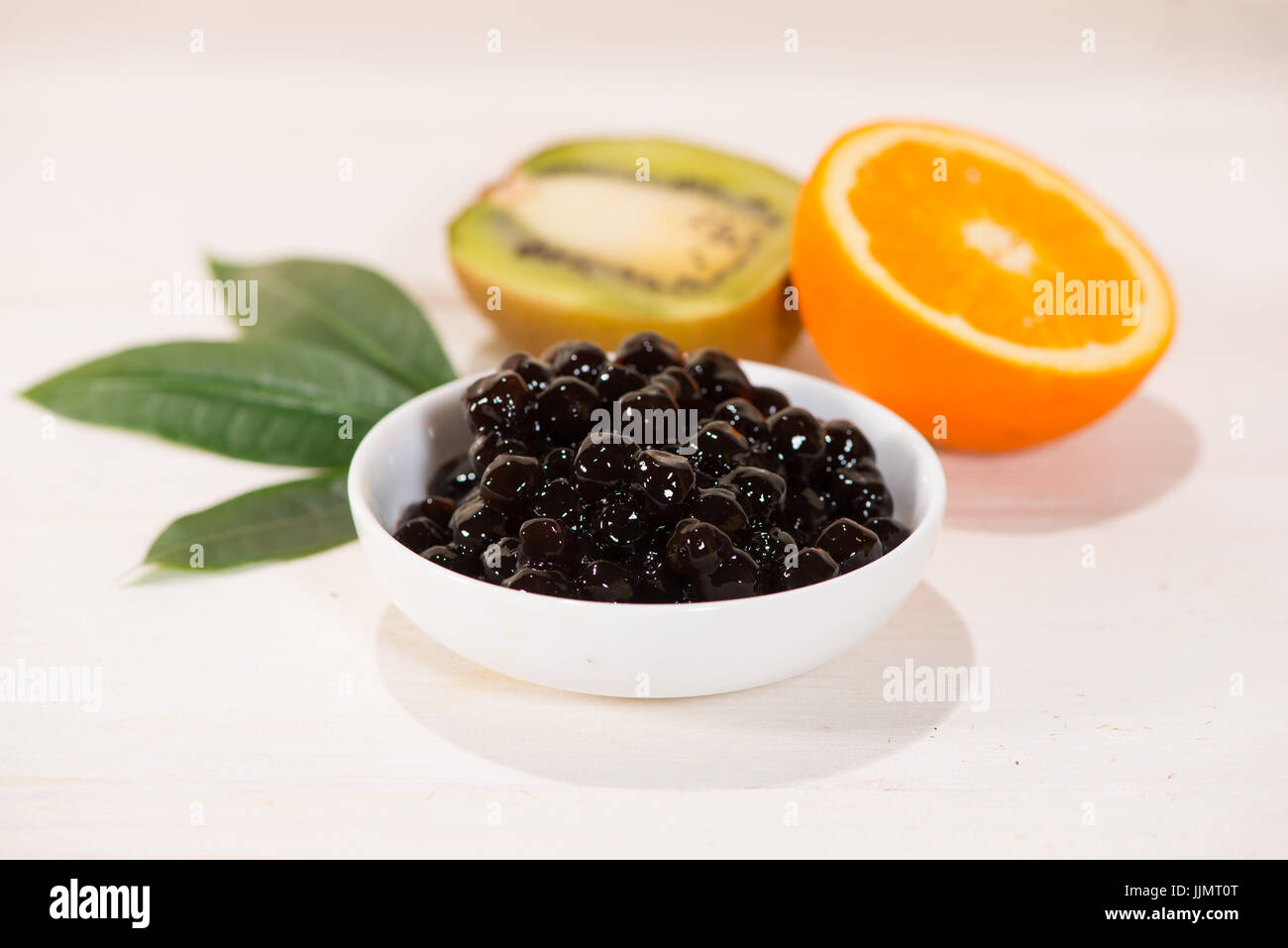 Gekochten Tapioka-Perlen mit Kiwi und Orange auf hölzernen Hintergrund. Stockfoto