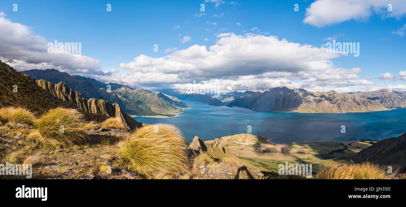 Blick auf See in den Bergen Landschaft, zerklüftete Landschaft, Lake Hawea, Otago, Südinsel, Neuseeland Stockfoto