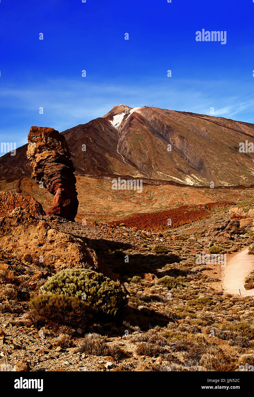 Vulkan Teide mit Roque Cinchado im Vordergrund, Insel Teneriffa, Kanarische Inseln, Spanien. Stockfoto