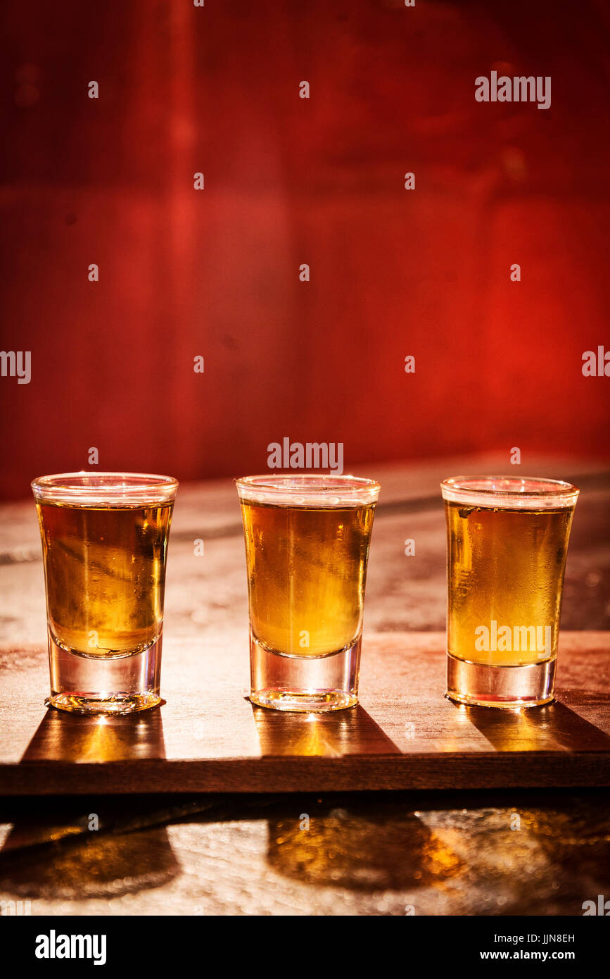 Whisky-Aufnahmen in gemütlichen bar innen rot Stockfoto