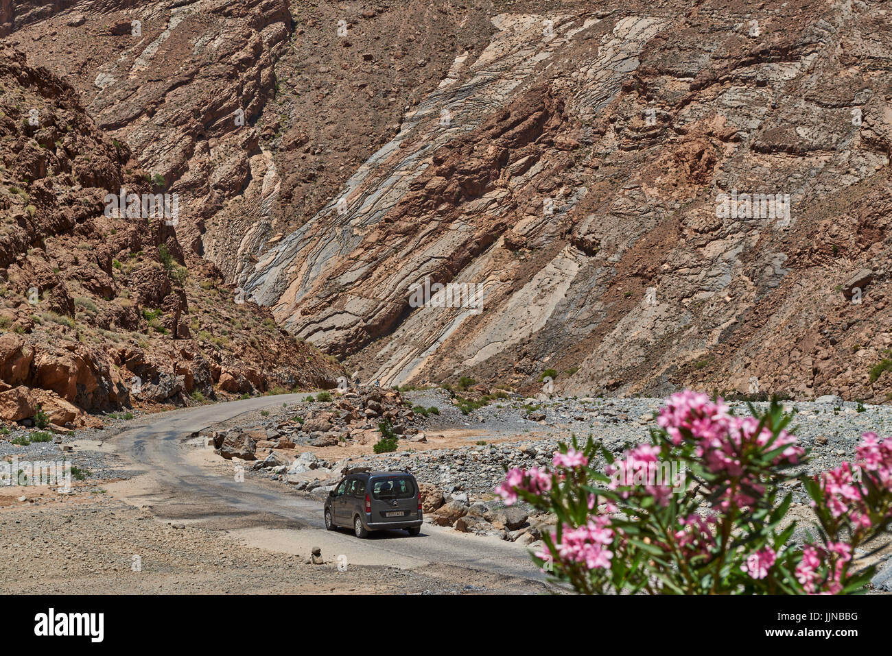 Mietwagen in spektakulären Landschaft in unbenannten Gorge Road P7103, Taourirt, Marokko, Afrika Stockfoto