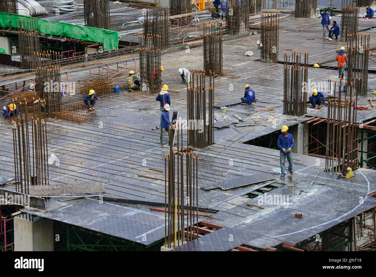 Bauarbeiter auf einem Hochhaus in Bangkok, Thailand Stockfoto