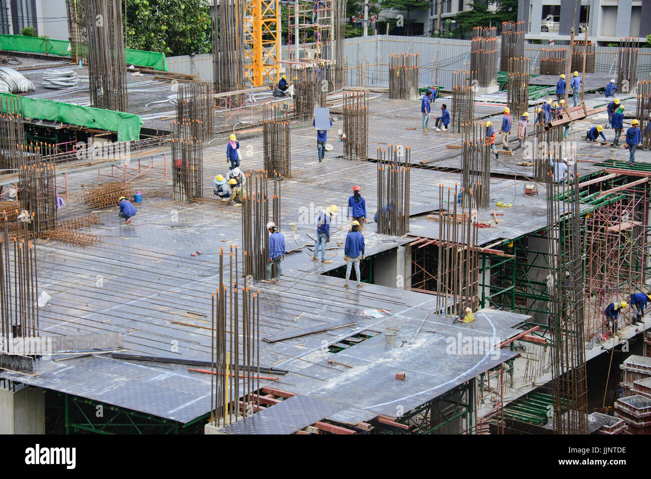 Bauarbeiter auf einem Hochhaus in Bangkok, Thailand Stockfoto